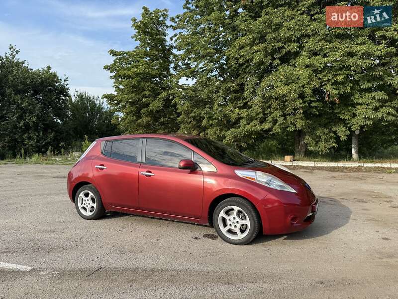 Хэтчбек Nissan Leaf 2012 в Ромнах
