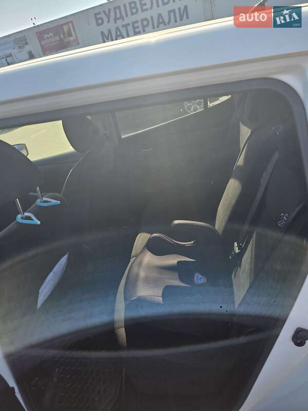 Хэтчбек Nissan Leaf 2016 в Борисполе