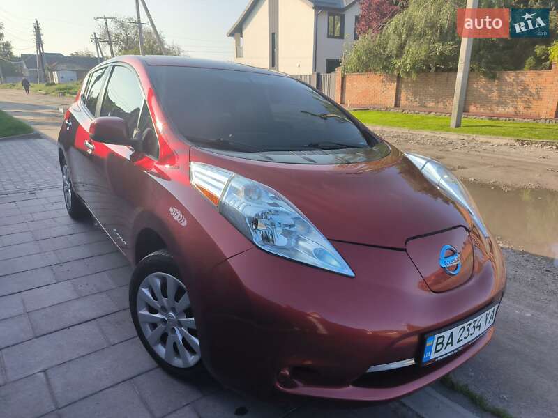 Хэтчбек Nissan Leaf 2015 в 