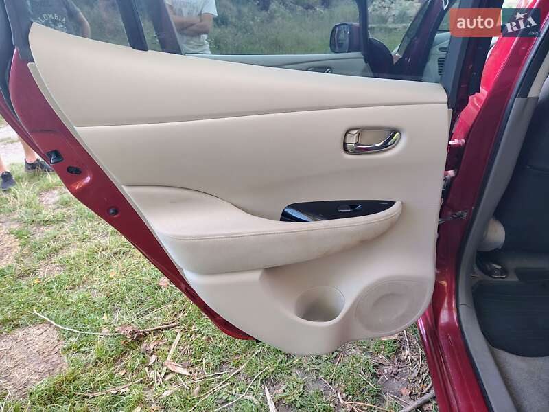 Хетчбек Nissan Leaf 2015 в Ямполі