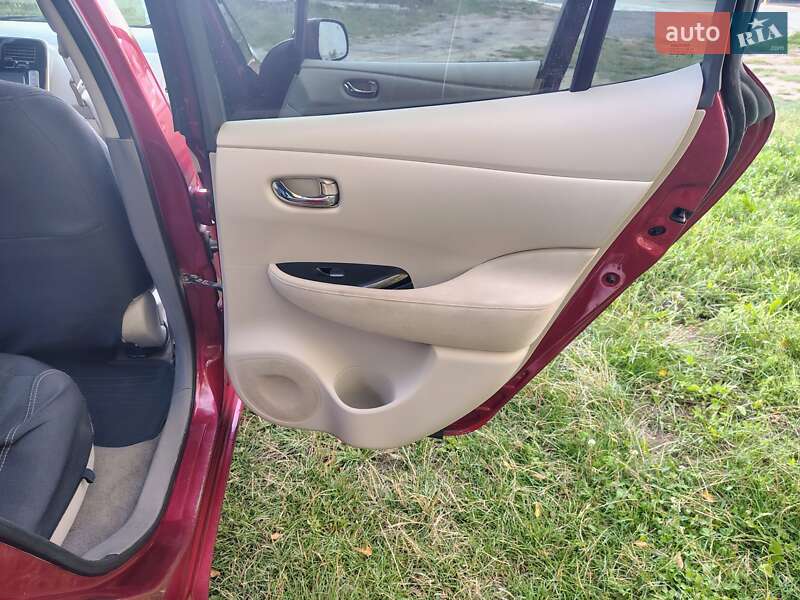 Хетчбек Nissan Leaf 2015 в Ямполі