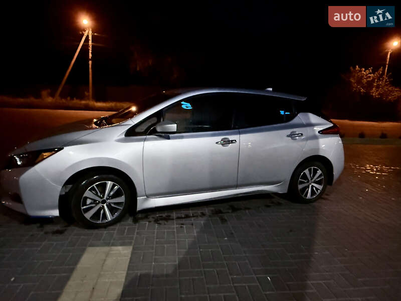 Хэтчбек Nissan Leaf 2022 в Киеве
