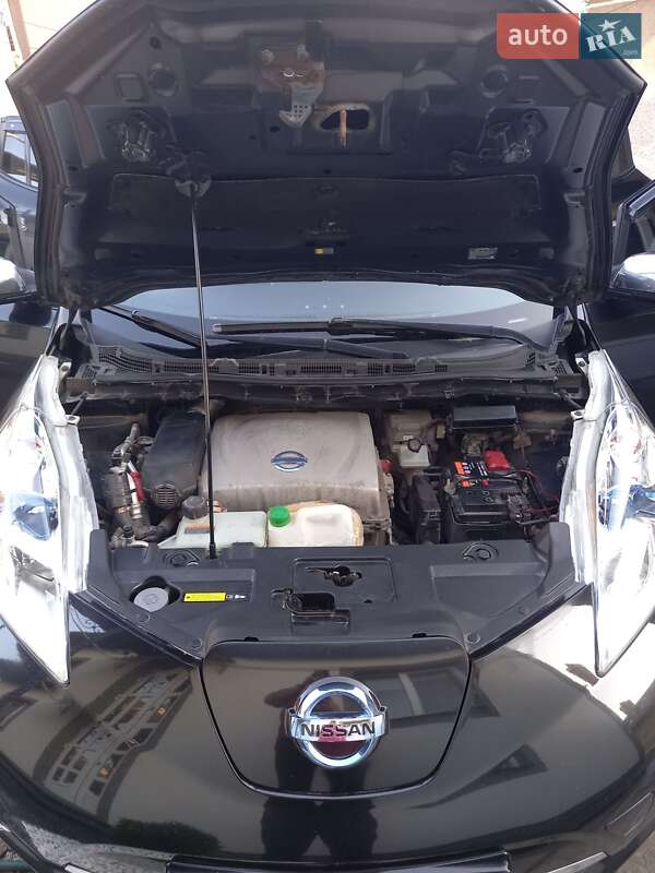 Хэтчбек Nissan Leaf 2013 в Заставной фото 17 Хэтчбек Nissan Leaf 2013 в Заставной