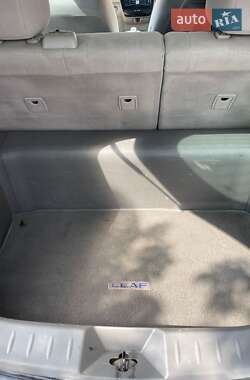 Хэтчбек Nissan Leaf 2012 в 