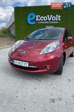 Хэтчбек Nissan Leaf 2012 в 