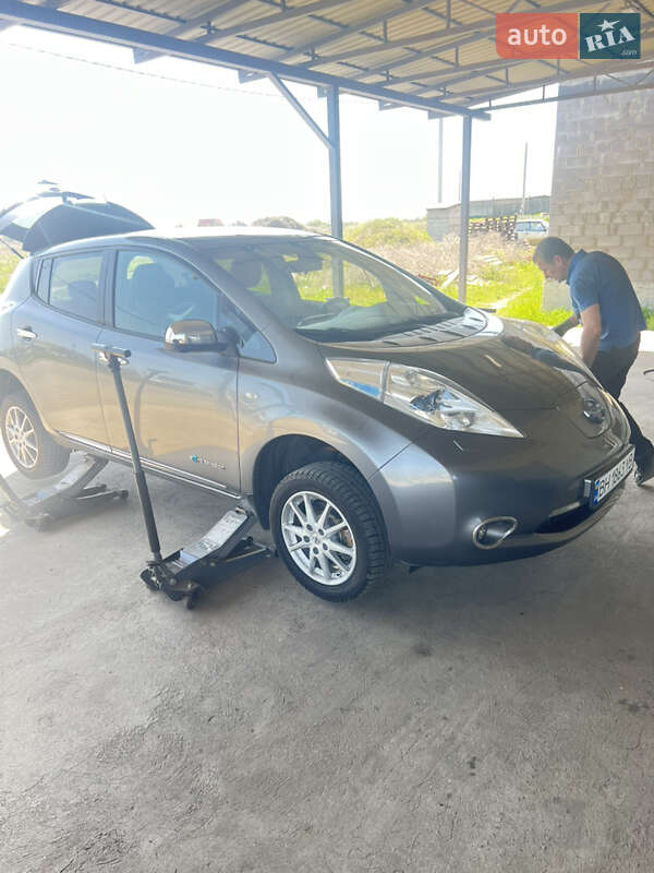 Хэтчбек Nissan Leaf 2015 в Черноморске фото 3 Хэтчбек Nissan Leaf 2015 в Черноморске