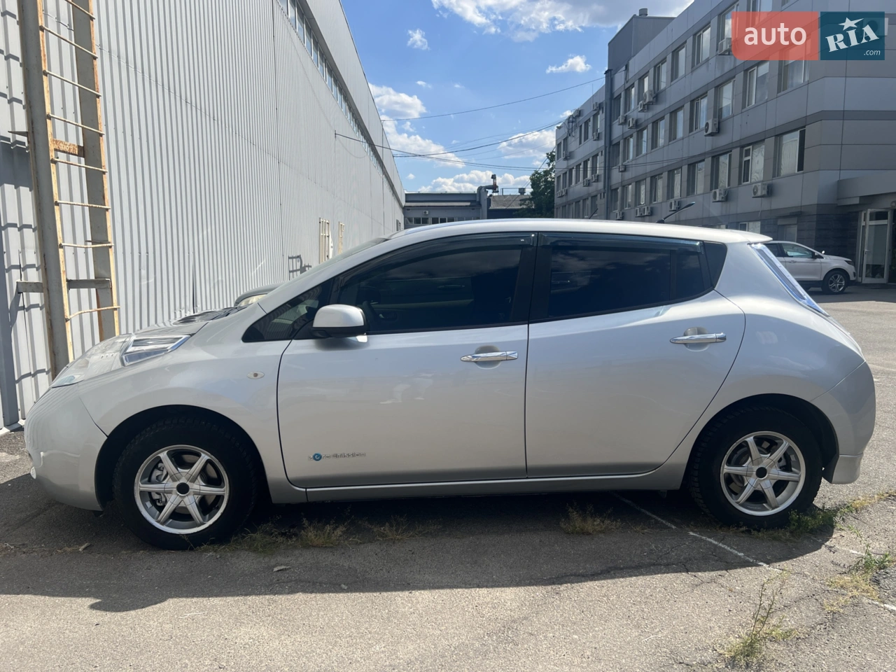 Продаю надійний та економічний автомобіль Nissan Leaf 1 покоління.
Рік випуску : 2011
Пробіг : 107 000
Батарея: 24 кВт
Коробка автомат
Колір: сірий
Комплектація: кондиціонер, клімат-контроль, мультимедія, камера заднього виду, підігрів сидінь та керма, зарядка для дому
Технічний стан: авто у відмінному стані, обслуговувалося вчасно, вкладень не потребує. Є незначні подряпини, які не впливають на функціональність.
Ідеально підходить для міста - маневрений, економний, екологічний.
Ціна - 5600 дол. США
Виробник - Японія