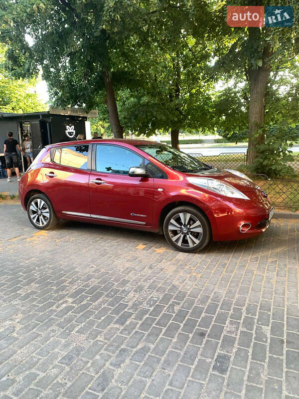 Хэтчбек Nissan Leaf 2014 в Черновцах