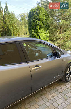 Хэтчбек Nissan Leaf 2016 в 