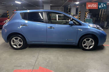 Хэтчбек Nissan Leaf 2012 в 