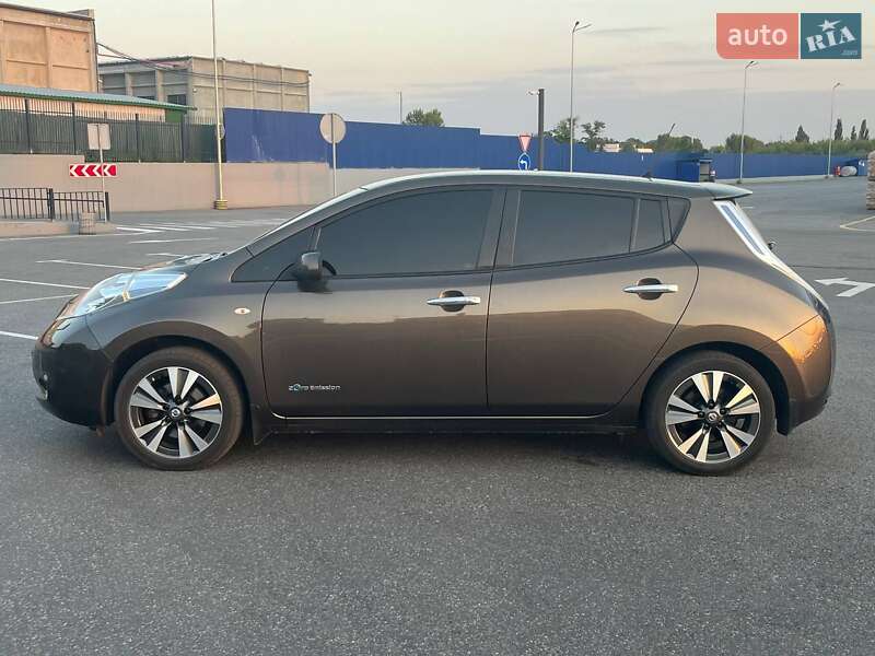 Хэтчбек Nissan Leaf 2016 в Полтаве