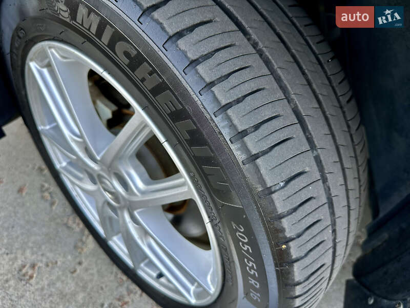 Хэтчбек Nissan Leaf 2016 в Киеве