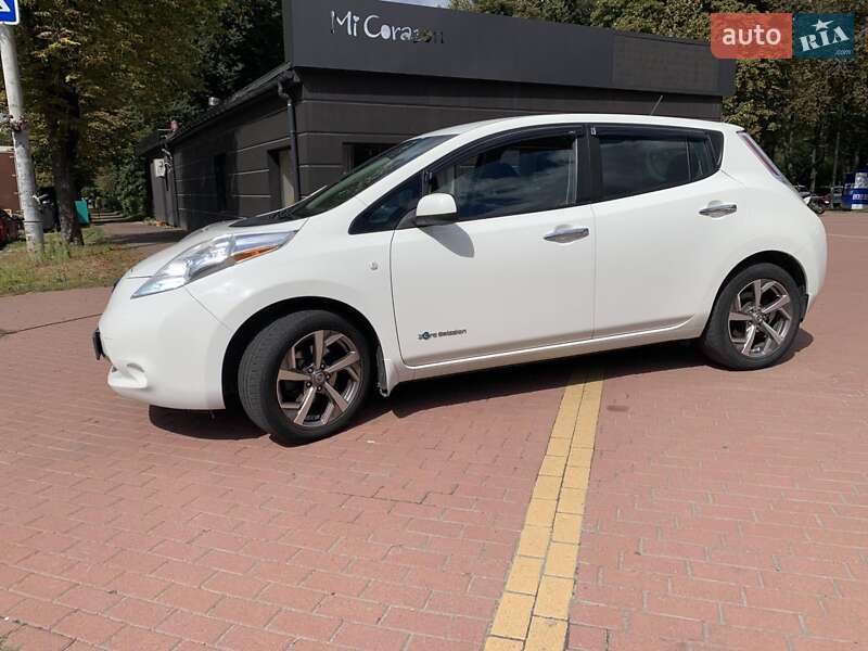 Хэтчбек Nissan Leaf 2015 в Вишневом