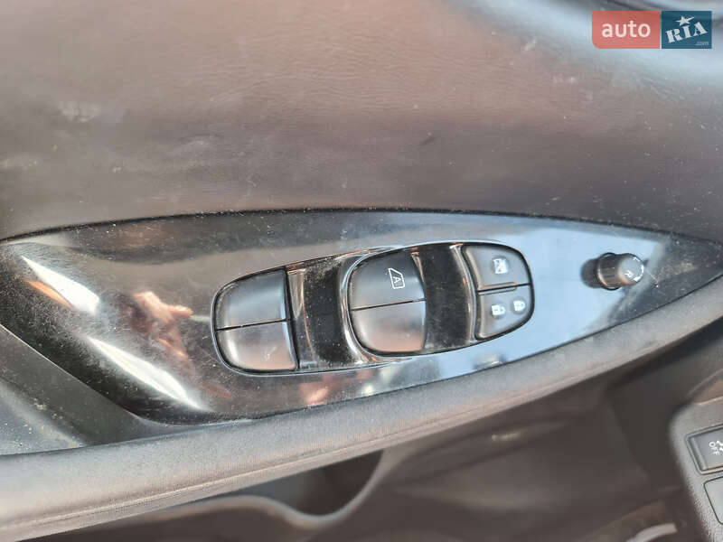 Хэтчбек Nissan Leaf 2016 в Киеве