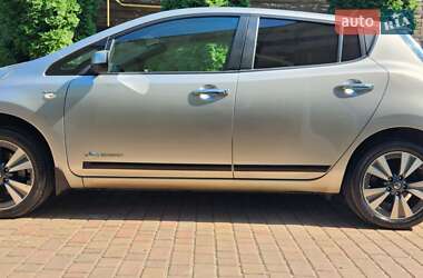 Хэтчбек Nissan Leaf 2015 в 