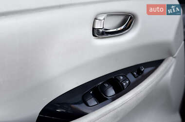 Хэтчбек Nissan Leaf 2012 в 