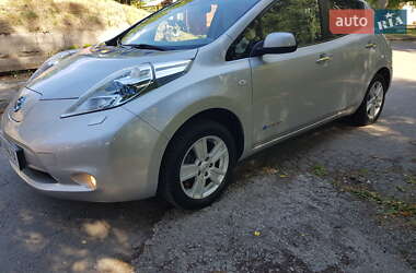Хэтчбек Nissan Leaf 2012 в 