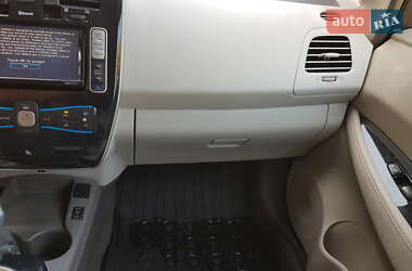 Хэтчбек Nissan Leaf 2012 в 
