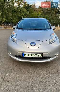 Хэтчбек Nissan Leaf 2015 в 