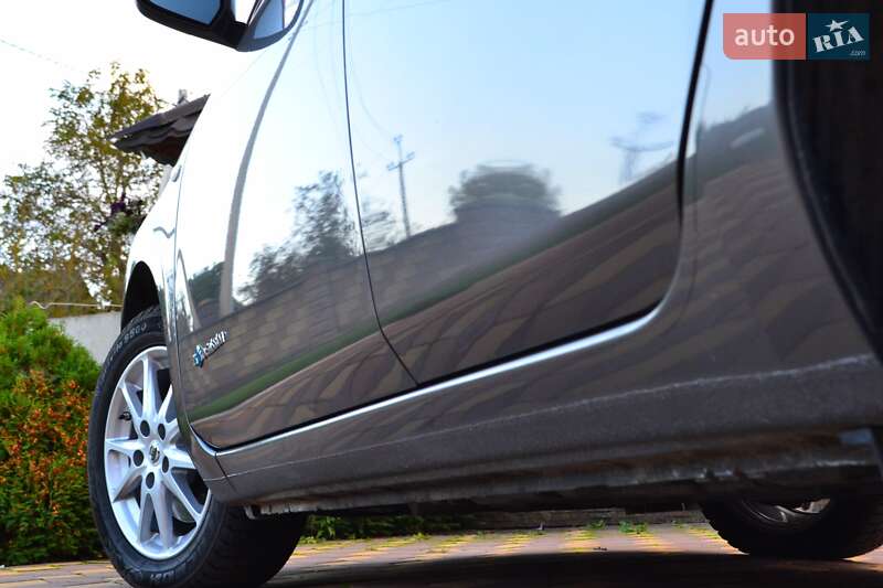Хэтчбек Nissan Leaf 2015 в Сарнах