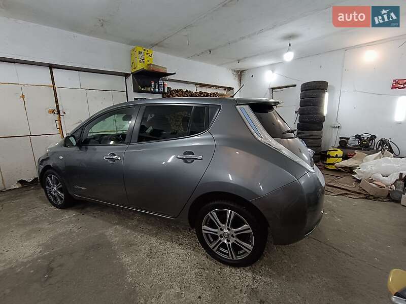 Хэтчбек Nissan Leaf 2015 в Ровно
