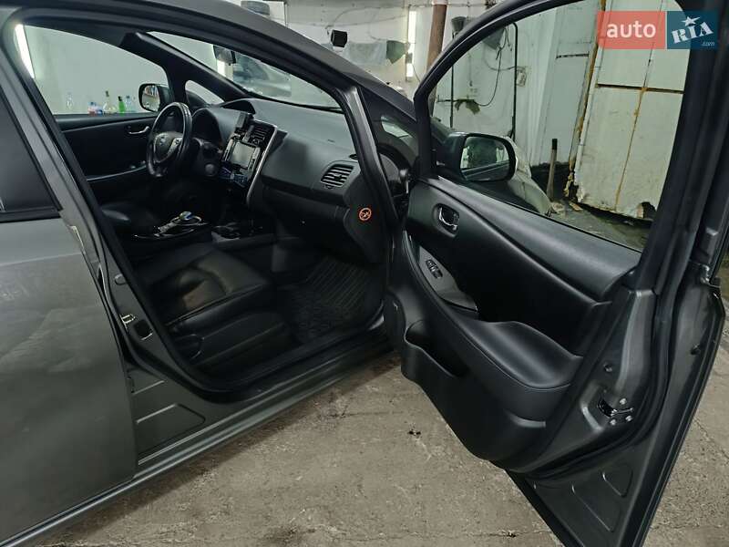 Хэтчбек Nissan Leaf 2015 в Ровно