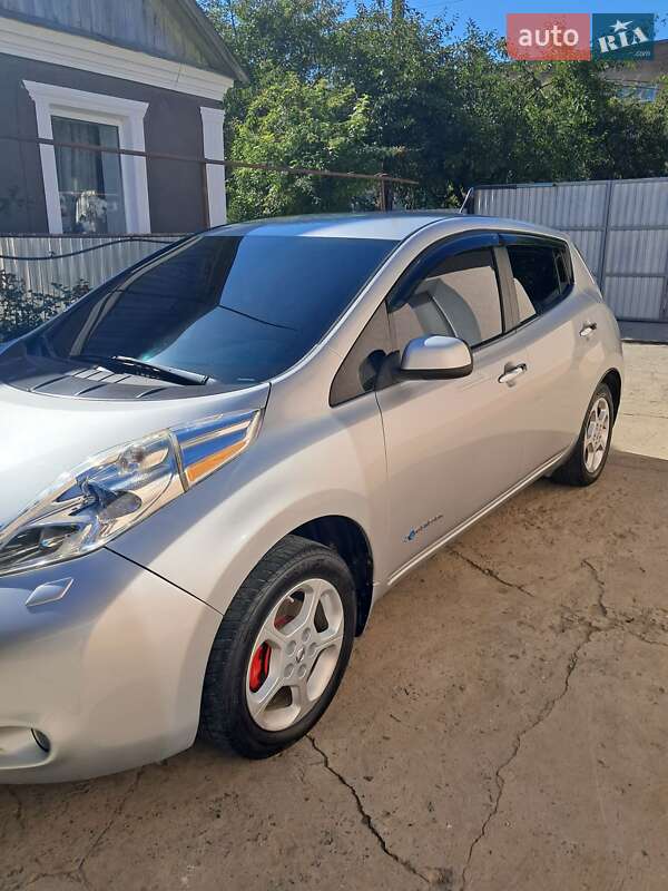 Хэтчбек Nissan Leaf 2013 в Каменец-Подольском