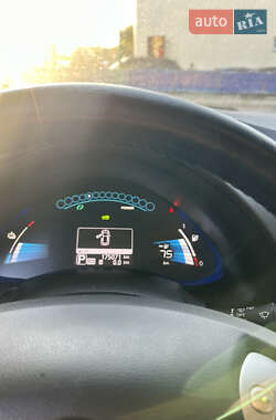 Хэтчбек Nissan Leaf 2013 в 