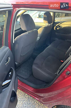 Хэтчбек Nissan Leaf 2013 в 