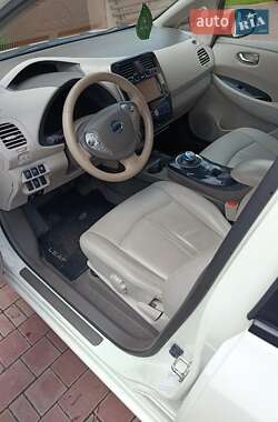 Хэтчбек Nissan Leaf 2012 в 