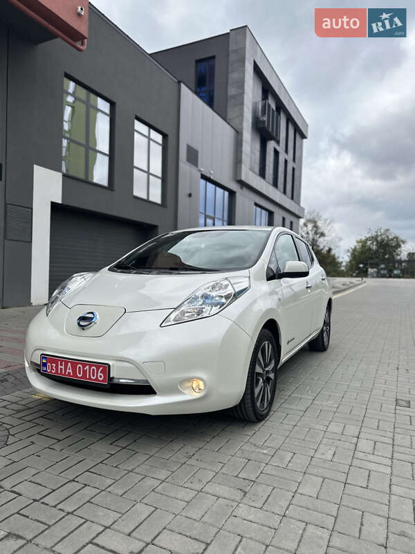 Хэтчбек Nissan Leaf 2013 в 