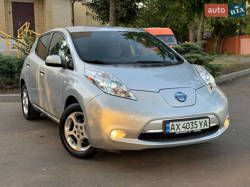 Хэтчбек Nissan Leaf 2012 в 