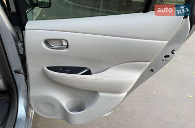 Хэтчбек Nissan Leaf 2012 в 