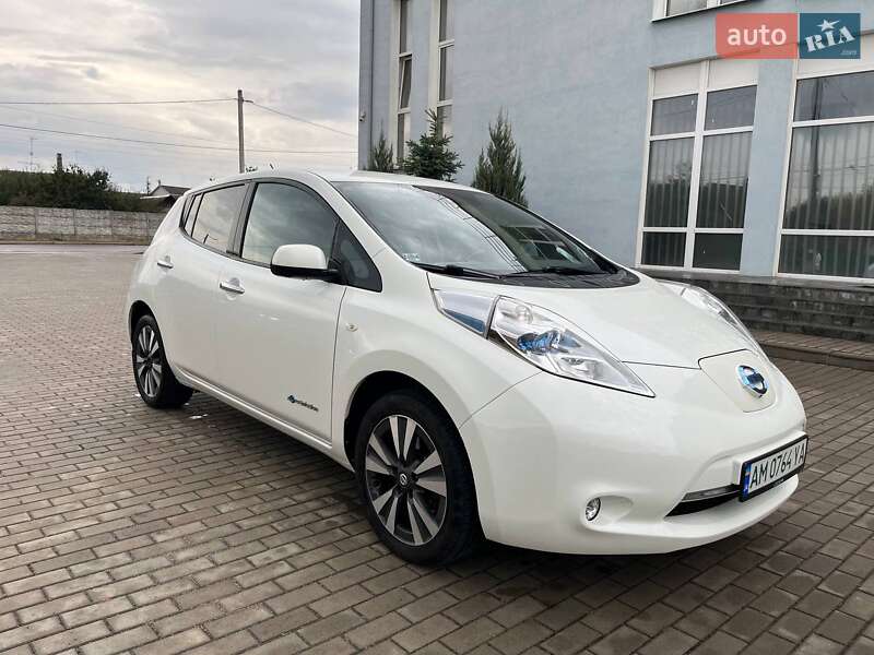 Хетчбек Nissan Leaf 2015 в  фото Хетчбек Nissan Leaf 2015 в