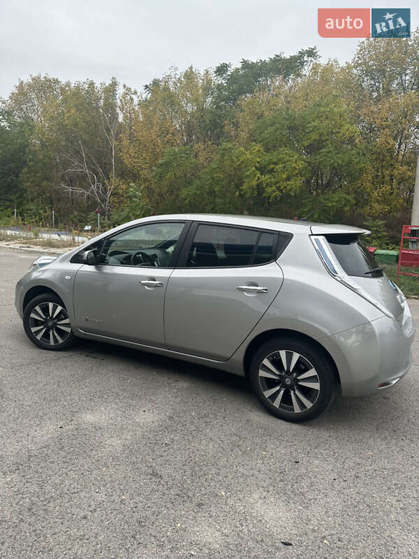 Хетчбек Nissan Leaf 2015 в Кам'янському