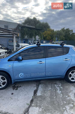 Хэтчбек Nissan Leaf 2011 в 