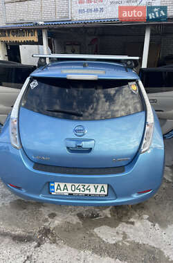 Хэтчбек Nissan Leaf 2011 в 
