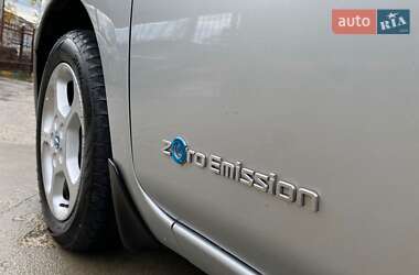 Хэтчбек Nissan Leaf 2012 в 