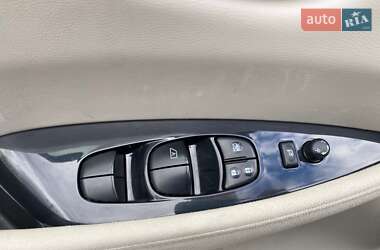 Хэтчбек Nissan Leaf 2012 в 