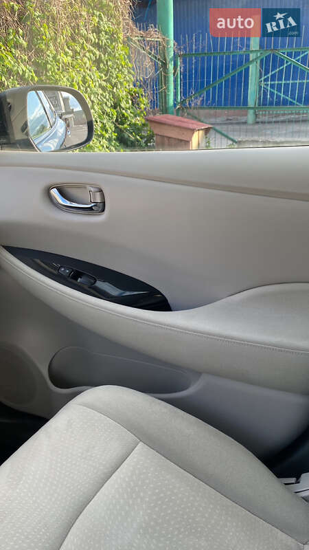 Хэтчбек Nissan Leaf 2012 в Ровно