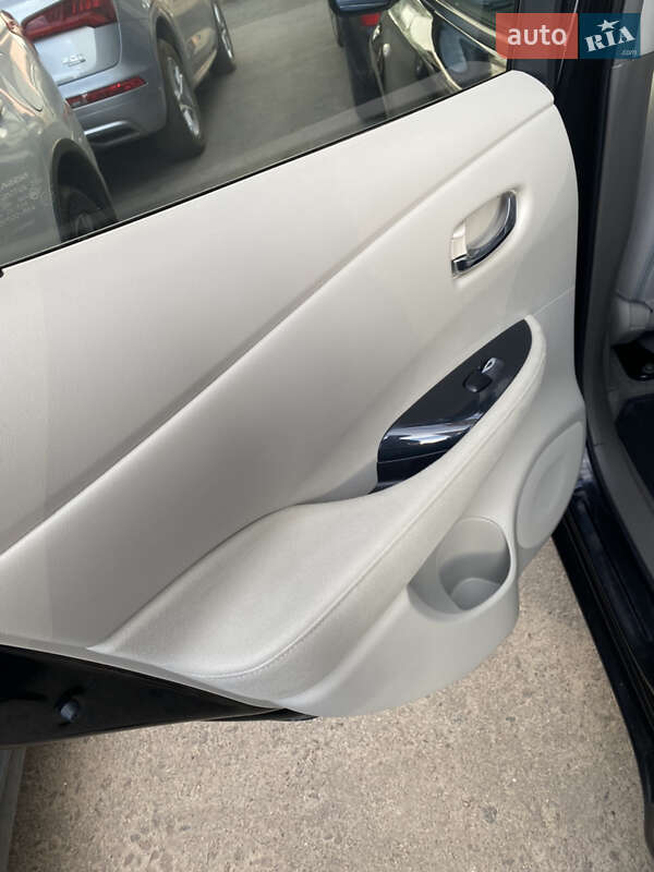 Хэтчбек Nissan Leaf 2012 в Ровно