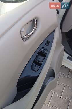 Хетчбек Nissan Leaf 2012 в 
