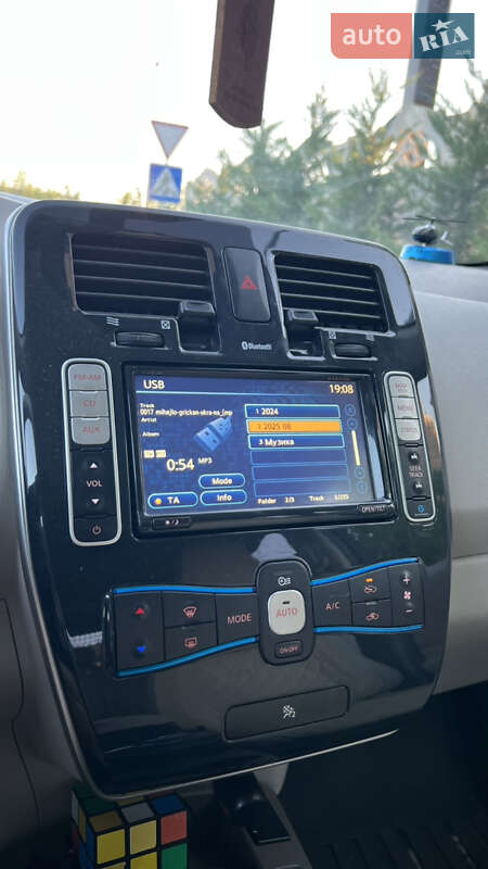 Хэтчбек Nissan Leaf 2011 в Могилев-Подольске