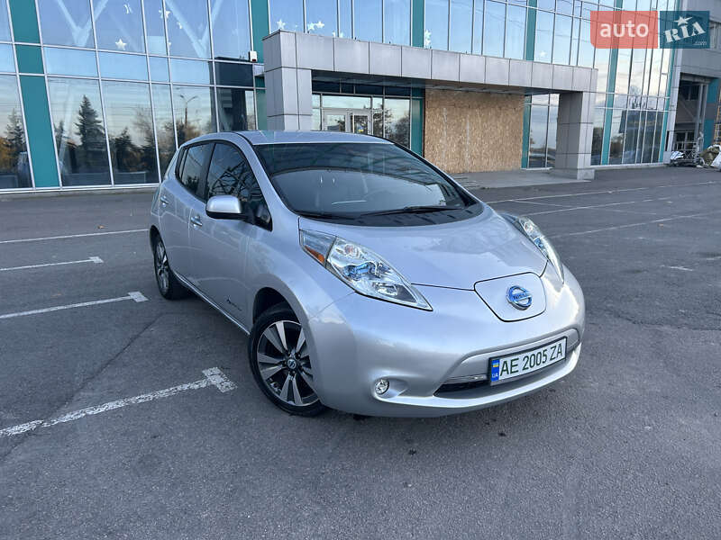 Хэтчбек Nissan Leaf 2013 в 