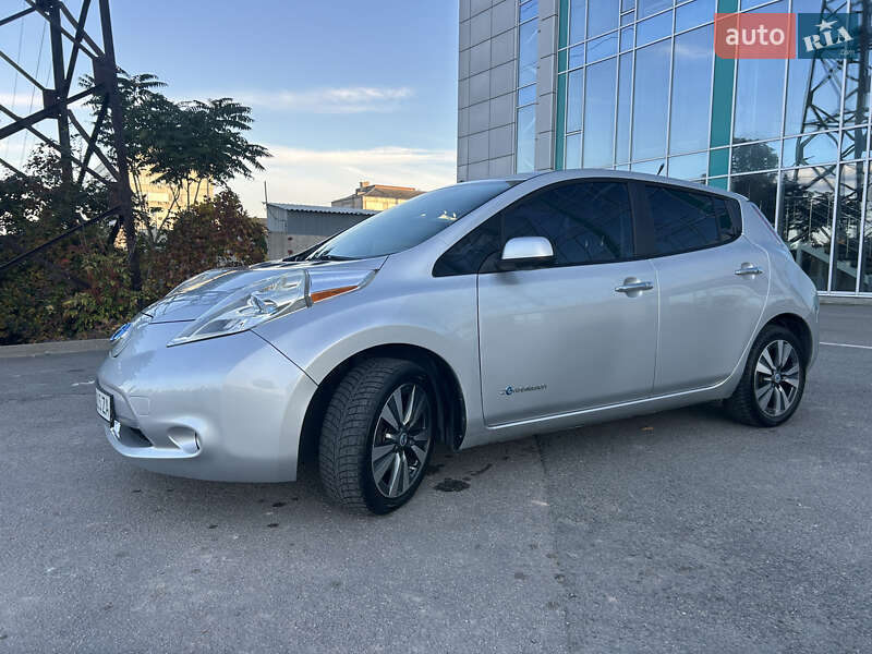 Хэтчбек Nissan Leaf 2013 в Днепре