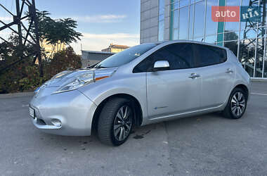 Хэтчбек Nissan Leaf 2013 в 