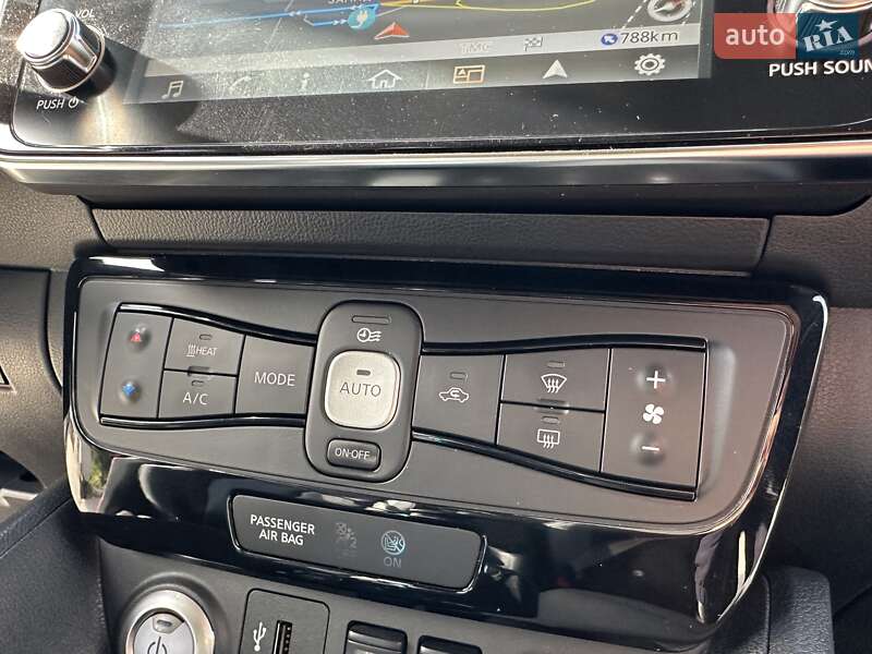 Хэтчбек Nissan Leaf 2018 в Хмельницком