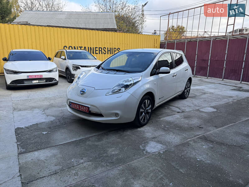 Хэтчбек Nissan Leaf 2013 в 