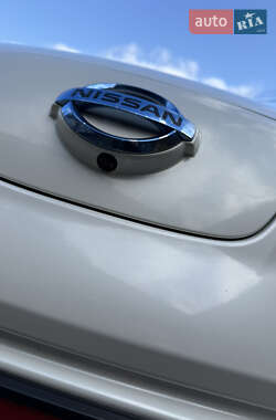 Хэтчбек Nissan Leaf 2013 в 