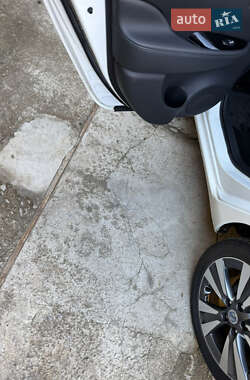 Хэтчбек Nissan Leaf 2013 в 